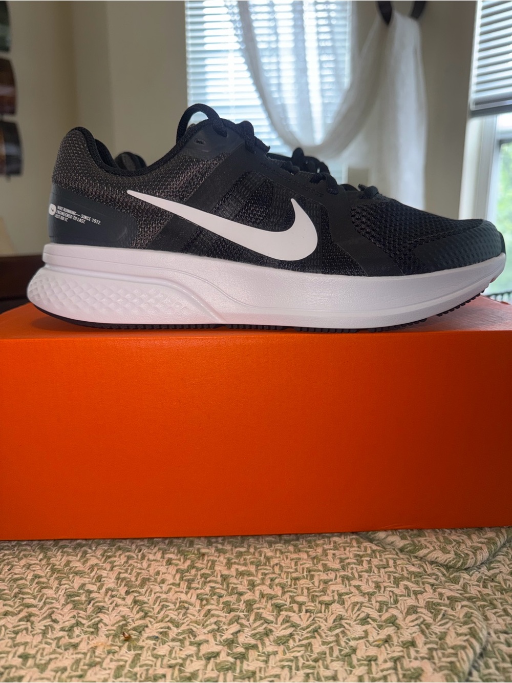 Nike Run Swift 2 black/White Running women’s shoes size 8.5 new!!